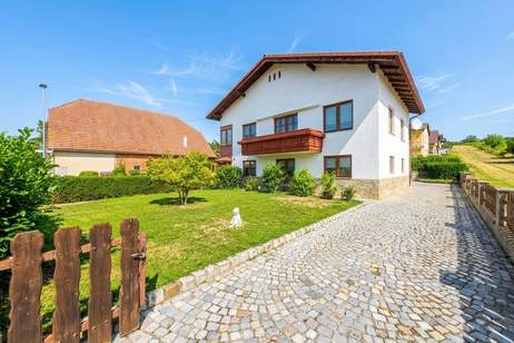 Gepflegtes Einfamilienhaus mit Garten, Balkon, 2 Garagen & vielseitigem Keller in Pulkau, Haus-kauf, 239.000,€, 3741 Hollabrunn