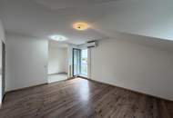 Unbefristete 3-Zimmer-DG-Wohnung mit Balkon und Grünblick // 3-Room Attic Apartment for Rent on an Unlimited Lease, with Balcony and Green Views //