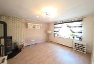 Schmuckes Häuschen mit kleinem Garten und Zufahrt