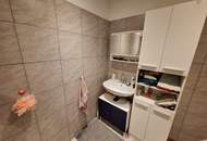 Helle Souterrainfläche mit vorgelagertem Garten