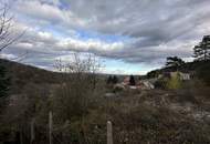 2 stark renovierungsbedürftige Häuser auf einem Grundstück mit schöner Fernsicht zu verkaufen