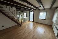 2 stark renovierungsbedürftige Häuser auf einem Grundstück mit schöner Fernsicht zu verkaufen