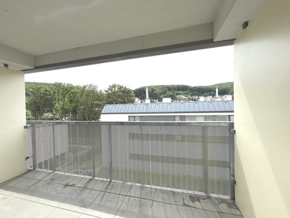 Purkersdorf! Helle Garconniere mit Loggia und Blick in´s Grüne!