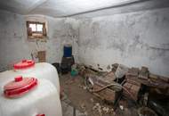 Sanierungsbedürftiger Bauernhof mit großem Grundstück