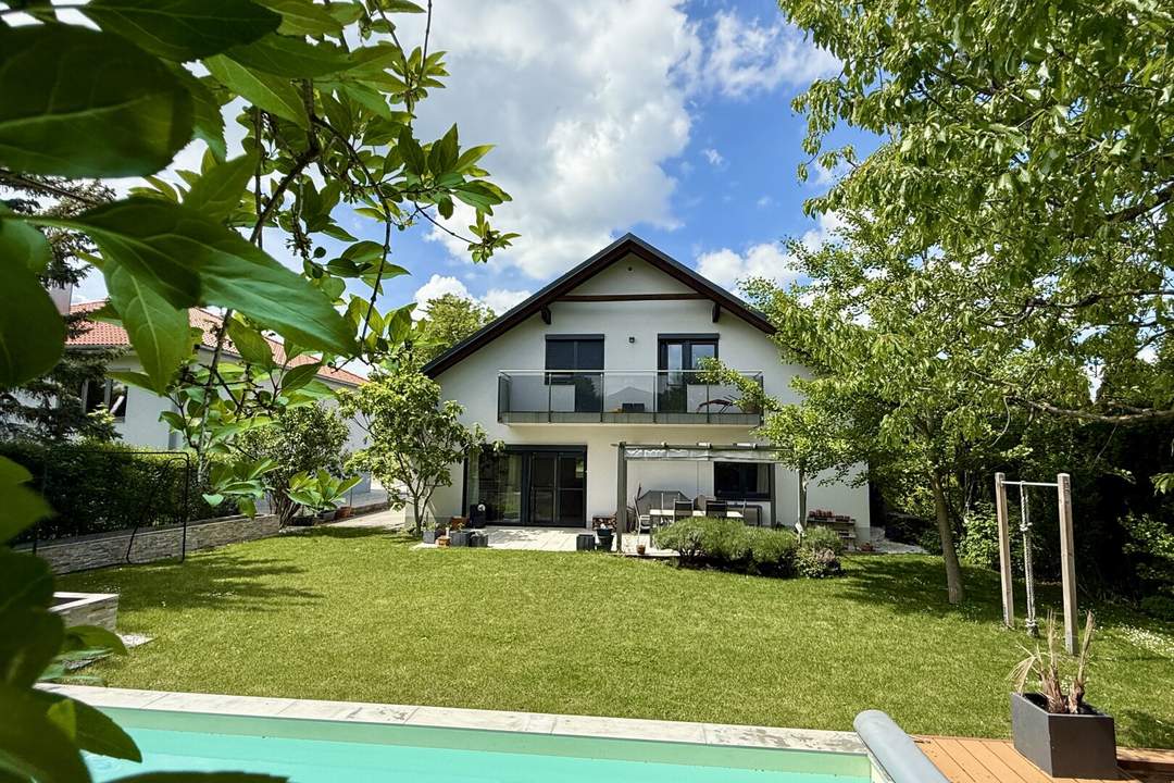 Lebensqualität pur: Großzügiges Einfamilienhaus mit traumhafter Pool-Landschaft