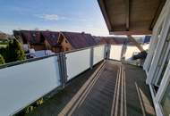 Ideal für Singles oder Paare – neuwertige Mansardenwohnung mit Balkon und Carport