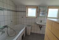 EIN- ZWEIFAMILIENHAUS MIT ZWEI EINGÄNGEN UND 3 GARAGEN