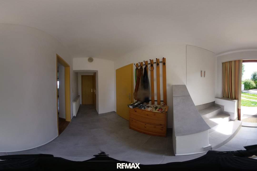 Einfamilienhaus mit Nebengebäuden und Garten