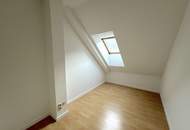 Lichtdurchflutete 3 Zimmer Dachgeschosswohnung – ab sofort einziehen!
