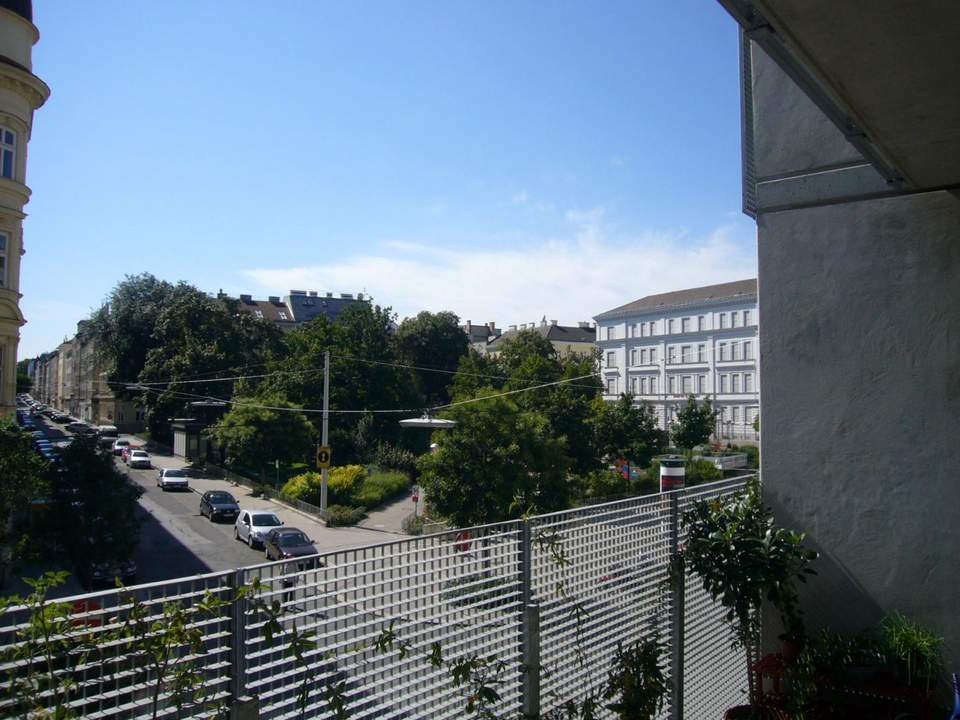 MODERNE 3 ZIMMER-WOHNUNG MIT ZUSÄTZLICHER 24m² TERRASSE UND PARKBLICK IN ATTRAKTIVEM STADTVIERTEL