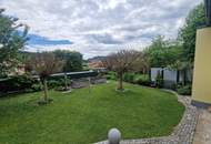TRAUMHAFTER BUNGALOW SAMT GARAGE MIT MONTAGEGRUBE UND HERRLICHEM, SEHR GEPFLEGEN, IDYLLISCHEN GARTEN IN SEHR GEFRAGTER WOHNLAGE