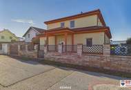 Stilvolle Villa mit gepflegtem Garten und großzügiger Garage