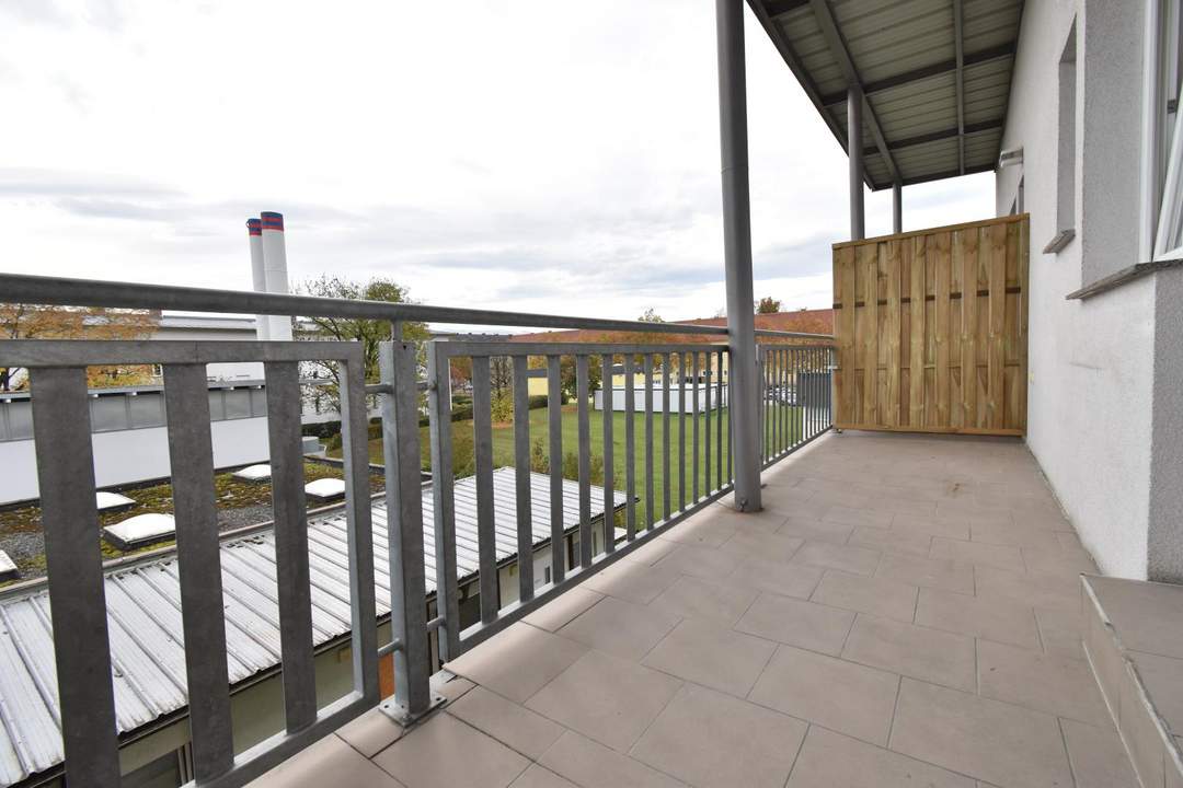 Gepflegtes Mini-Apartment mit Badezimmer und Balkon in zentraler Lage! Nähe BMW, SKF!!!