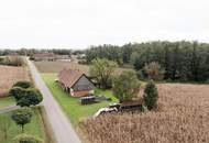 Älteres Bauerngehöft mit 2,6 Hektar umliegenden Wiesen und Waldgrund - Verdoppelung möglich - alter Rohbaukeller vorhanden