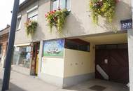 2 Wohnungen, Geschäftsfläche, 4 Dachbodenräume und 2 Garagen