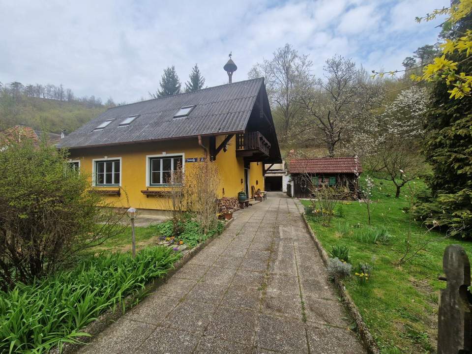 LIEBEVOLLES WOHNJUWEL MIT PARKÄHNLICHEM GARTEN IN TRAUMHAFTER WALDRANDLAGE MIT HERRLICHEM AUSBLICK UNWEIT VOM STAUSEE KRONSEGG