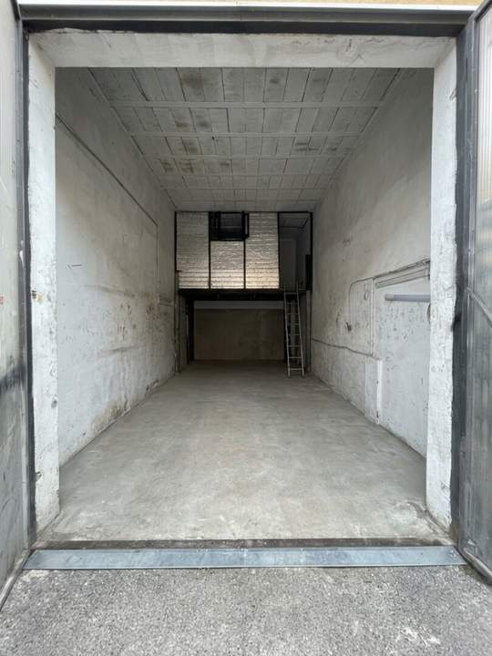 Provisionsfreie Halle OHNE HEBEBÜHNE ca. 36 m² sucht einen Nachmieter FA2