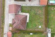 Bungalow mit großzügigem Nebengebäude, Terrasse und nachhaltiger Heiztechnik