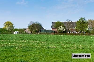 Charakteristische Hofstelle mit Zubauten und Almwirtschaftsgebäuden