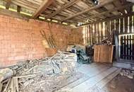 Traditioneller Dreikanthof mit uneinsehbarem Arkadenhof-Innenhof und großen Entwicklungspotenzial