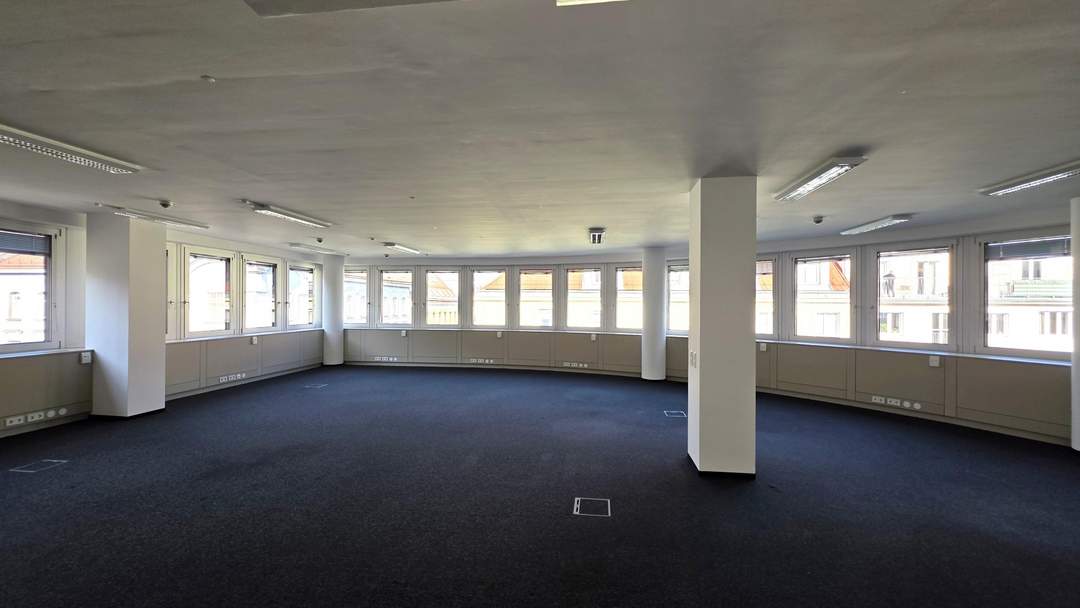 Moderne Bürofläche mit großem Besprechungsraum und Concierge-Service