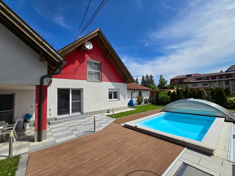 ***OPEN HOUSE Freitag, 11. Oktober von 13 - 15:15 Uhr*** Traumhaftes Einfamilienhaus mit separater Einliegerwohnung, Doppelgarage und Pool