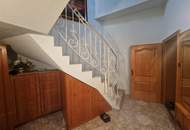 WOHN- UND GESCHÄFTSHAUS ALS GROSSZÜGIGES LANDHAUS MIT GESCHLOSSENEM INNENHOF, WERKSTATT, BÄCKEREI, KAFFEEHAUS UND NEBENGEBÄUDEN