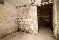 ELEGANTES GESCHÄFTSLOKAL MIT WUNDERSCHÖNEM PORTAL IN REPRÄSENTATIVEM ALTBAU