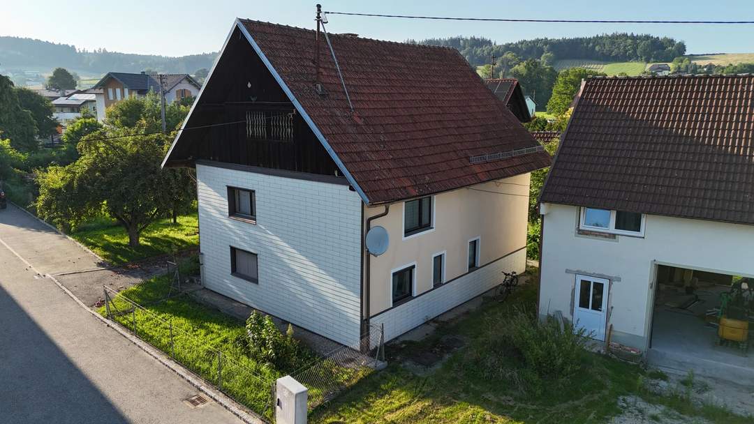 ***OPEN HOUSE, Freitag, 19. September von 13 - 15 Uhr*** Kompaktes Wohnhaus mit Stellplätzen und optionalem Nutzgrund