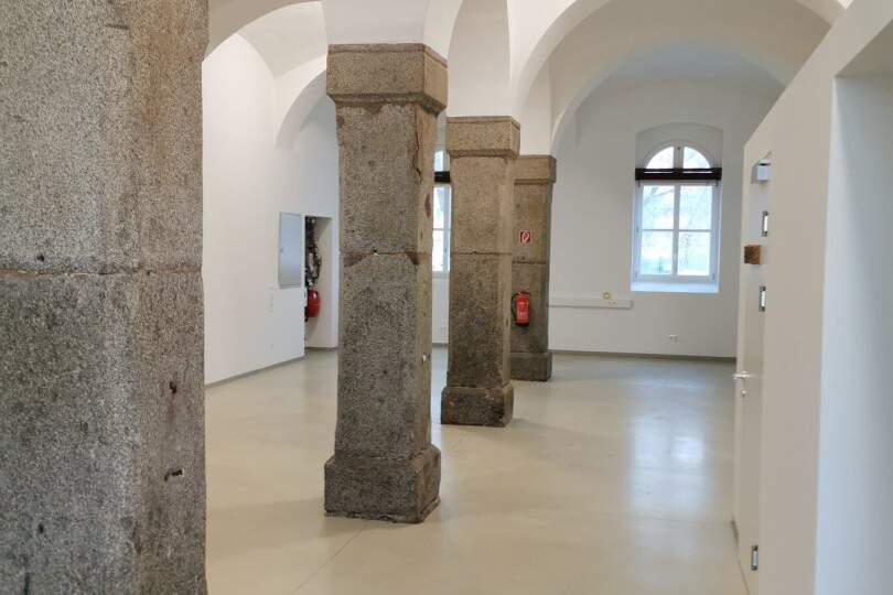 DRAGONER HÖFE: Büro-/Atelier-/Ordi-/Geschäftsfläche exklusiv u. einzigartig - Gewölbe, Granitsäulen, beeindruckende Raumhöhe...- weitreichender Gestaltungsfreiraum in historischem Gemäuer, Gewerbeobjekt-miete, 1.151,64,€, 4600 Wels(Stadt)
