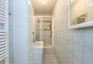 Zwei Einfamilienhäuser auf großzügigem Grundstück in sonniger Lage