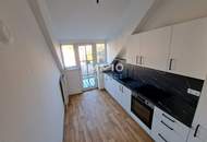 Dachgeschoßwohnung im Altbau: Erstbezug nach Sanierung mit Balkon und Einbauküche!