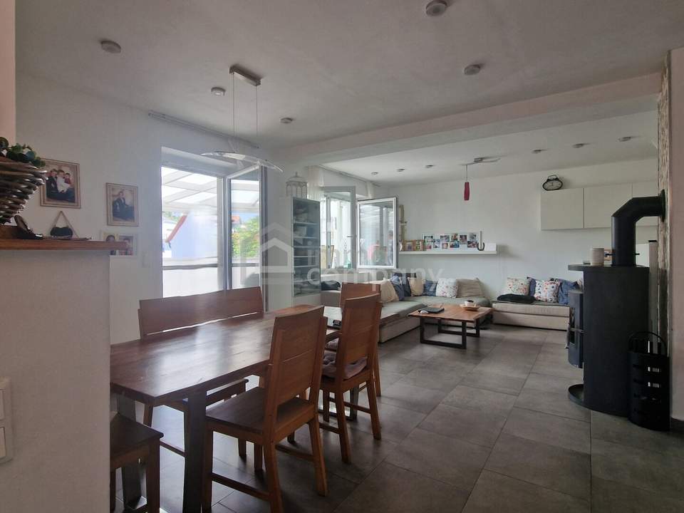 Vollrenoviertes Einfamilienhaus mit Fernblick + Garten + Loggia