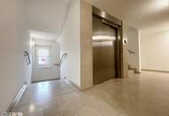 Sonnige 2 Zimmer Dachgeschoss Wohnung mit großzügigem Wohnbereich