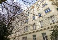 Komplett hofseitg ausgerichtete Stilaltbauwohnung im Jugendstiljuwel Schottenfelder Hof | Blick in den grünen Innenhof | Ideal auch zur WG-Nutzung