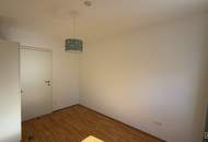 RUHIG WOHNEN. ENTSPANNT LEBEN. – 3 ZIMMER MIT BALKON & POOL | ZELLMANN IMMOBILIEN