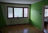 Sanierungsbedürftiges Einfamilienhaus mit diversen Nebenräumen!