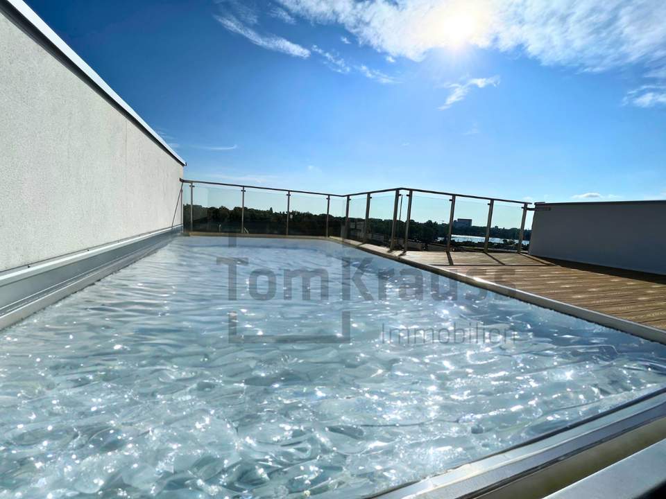 GOLDENER SCHWAN | LUXUS - LOFT- PENTHOUSE - MIT POOL - SKYLINE UND WASSERBLICK