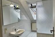 Tolle 3-Zimmer DG-Wohnung mit Balkon - teilweise hohe Räume im Altbau mit 1xSchlafzimmer in den Innenhof - WG geeignet