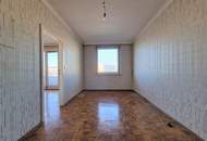 3.OG: Sanierungsbedürftige 2-Zimmer Wohnung mit großer Loggia in U-6 Nähe!!