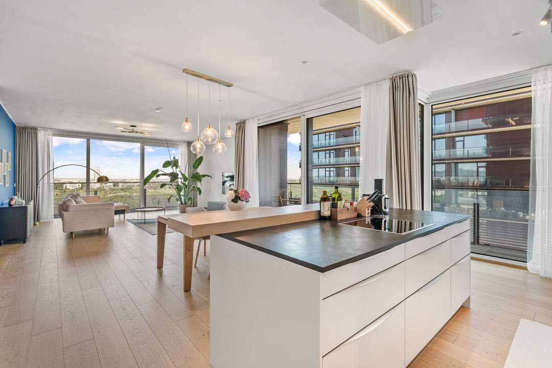 TRIIIPLE - Exklusive 4-Zimmerwohnung mit Weitblick im 21. Stockwerk
