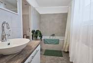 Helle 2-Zimmer Dachgeschosswohnung mit hofseitiger Terrasse | Markt- und U-Bahnnähe