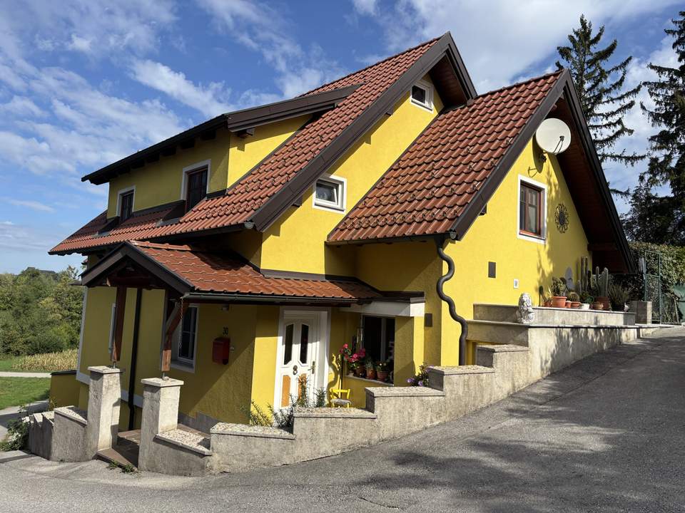 Wohnhaus mit liebevoll gestalteten Garten im Grünland