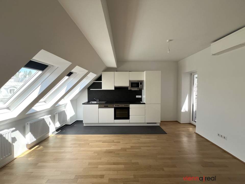 UNBEFRISTET - helle 2,5-Zimmer Dachgeschosswohnung mit Wohnküche, Schrankraum, 26 m2 Dachterrasse und Kellerabteil nahe Schönbrunn