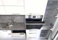 Großzügige 2-Zimmer-Altbauwohnung mit ca. 95 m² - UNBEFRISTET // Spacious 2-Room Period Apartment of approx. 95 m² - UNLIMITED RENT //