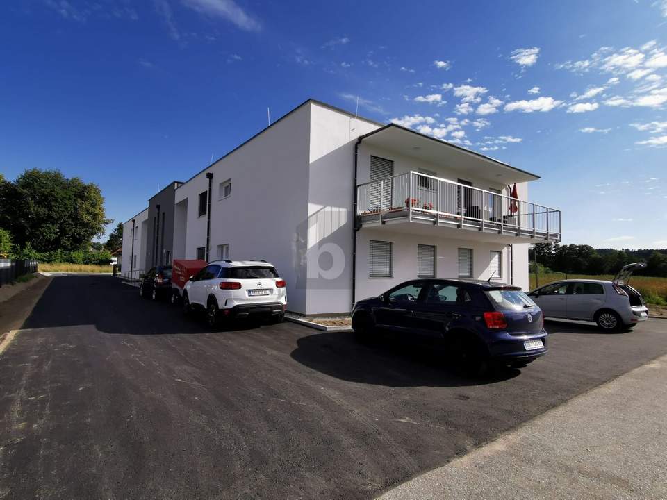 SONNIGE MODERNE GARTENWOHNUNG