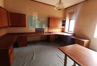 1 Zimmer Wohnung, ehemals Büro, zum renovieren/sanieren. Werkstatt im Hoftrakt + Souterrain separat oder zusammen zu erwerben.