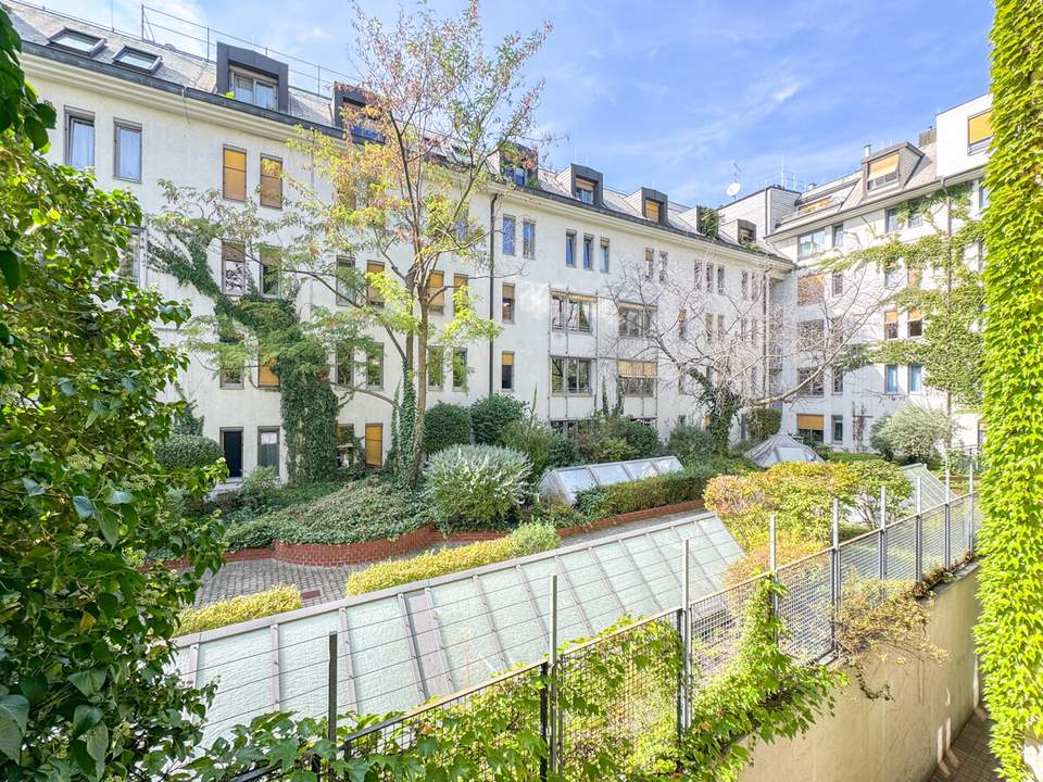 Gepflegte Altbauwohnung mit 2 Zimmern in zentraler Lage