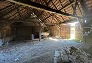 Bauernhaus mit uneinsehbaren Innenhof und Schuppen