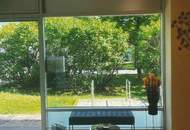 Geschäfts-/Büro-/Ordinationsfläche mit XL-Schaufenstern u. mit Umsatzpotential - 1A Preis-/Leistung, direkt neben dem (Vital-)Zentrum Muldenstraße!